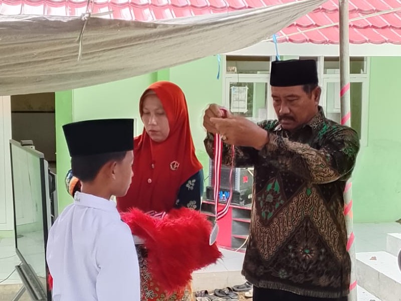 Suasana Haru Warnai Acara Pisah Kenang Siswa Kelas VI SDN 6 Kayumas